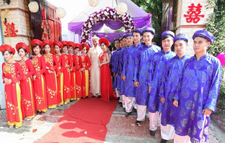 Văn hóa cưới hỏi của người Việt Nam khác biệt nhiều so với phong tục cưới phương Tây. Với việc uyên ương Việt kiều tổ chức đám cưới ở khắp nơi trên thế giới thì phong tục truyền thống Việt Nam cũng được nhiều người biết tới. Mới đây, trên trang Huffington Post, một wedding […]